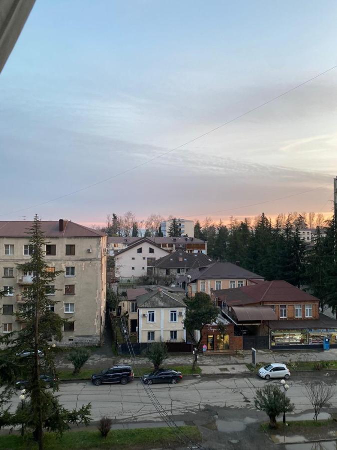 Большая Четырехкомнатная Квартира С Двумя Балконами У Моря В Центре Сухума,В Абхазии سوخومي المظهر الخارجي الصورة